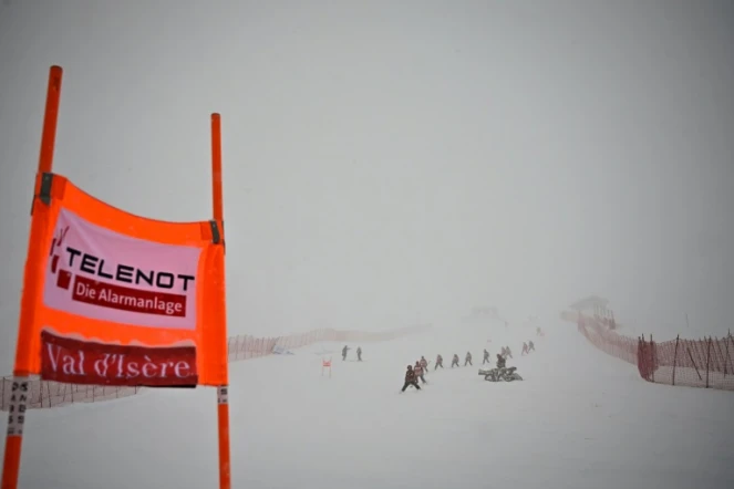 Vue de la descente de la Coupe du monde de ski alpin dames de Val d'Isère dans le brouillard, le 21 décembre 2019 