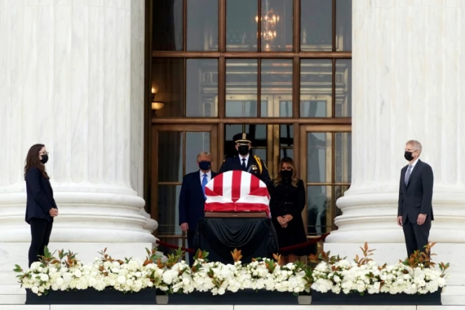 Le président américain Donald Trump et sa femme Melania se recueillent devant le cercueil de la juge progressiste de la Cour suprême Ruth Bader Ginsburg
