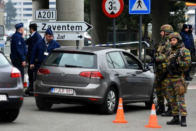 Forces de sécurité déployées le 24 mars 2016 à l'entrée de l'aéroport de Zavetem près de Bruxelles