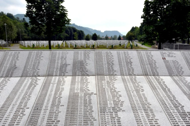 Dans le cimetière mémorial de Potocari, près de Srebrenica, le 9 juillet 2020