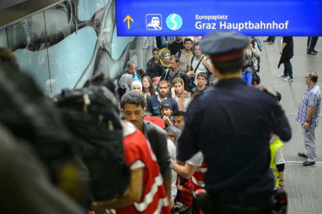 Des migrants attendent de monter dans un bus le 20 septembre 2015 à Graz en Autriche 