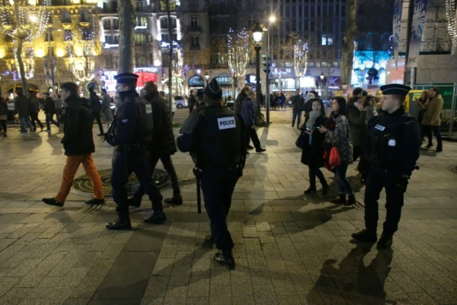 Policiers déployés le 31 décembre 2015 sur les Champs Elysées à Paris