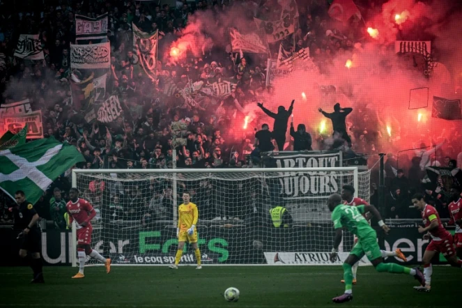 Des supporters de Saint-Etienne allument des fumigènes lors du match de L1 contre Monaco le 23 avril 2022 à Geoffroy-Guichard