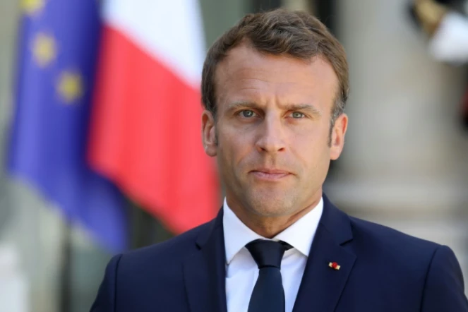 Emmanuel Macron s'adressant à la presse dans la cour du palais de l'Elysée, à Paris, le 23 juillet 2019