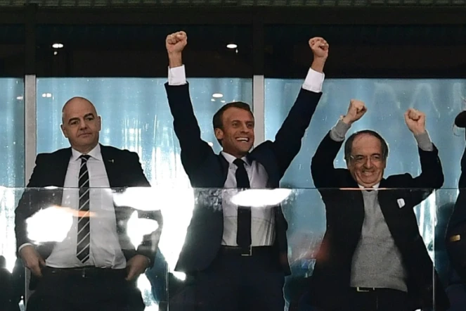 Emmanuel Macron (c) aux côtés de Noël Le Graët (d), président de la FFF, et Gianni Infantino, président de la FIFA, lors de la demi-finale du Mondial France/Belgique le 10 juillet 2018 à Saint-Pétersbourg en Russie