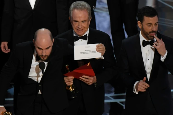 Warren Beaty (C), le producteur de "La La Land", Jordan Horowitz (L) et Jimmy Kimmel, lors de la remise de l'Oscar du meilleur film, le 26 février 2017 à Hollywood