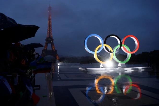 Les anneaux olympiques sur l'esplanade du Trocadéro près de la Tour Eiffel, le 13 septembre 2017 à Paris
