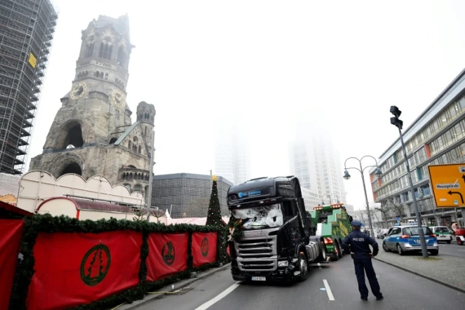Le camion qui a provoqué un carnage sur un marché de Noël à Berlin est remorqué, le 20 décembre 2016