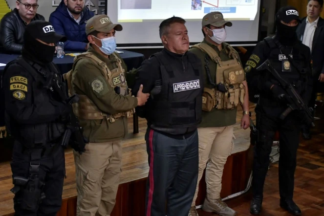 Le général Juan José Zuniga (C), chef de l'armée bolivienne démis de ses fonctions,  après son arrestation, à La Paz le 26 juin 2024