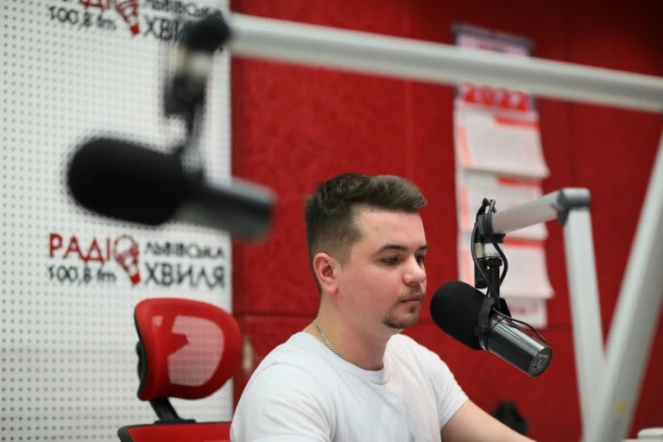 L'animateur Volodymyr Melnyk, le 18 mars 2022 dans les locaux de la station "Lvivska Khvilya", à Lviv, en Ukraine
