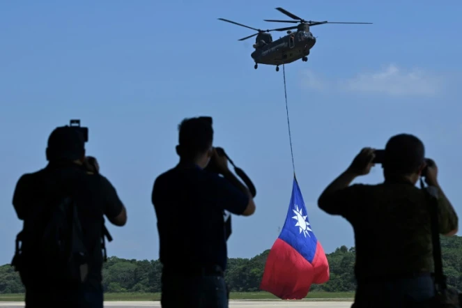 Un hélicoptère CH-47 faisant flotter le drapeau de Taïwan à la base militaire de Taoyuan, le 28 septembre 2021
