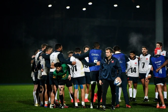 Le sélectionneur du XV de France Fabien Galthié et ses joueurs lors d'un entraînement, le 2 décembre 2020 à Marcoussis