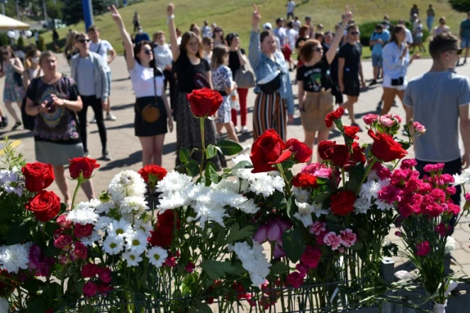 Rassemblement sur les lieux où un manifestant a été tué la nuit précédente, le 11 août 2020 à Minsk, au Belarus