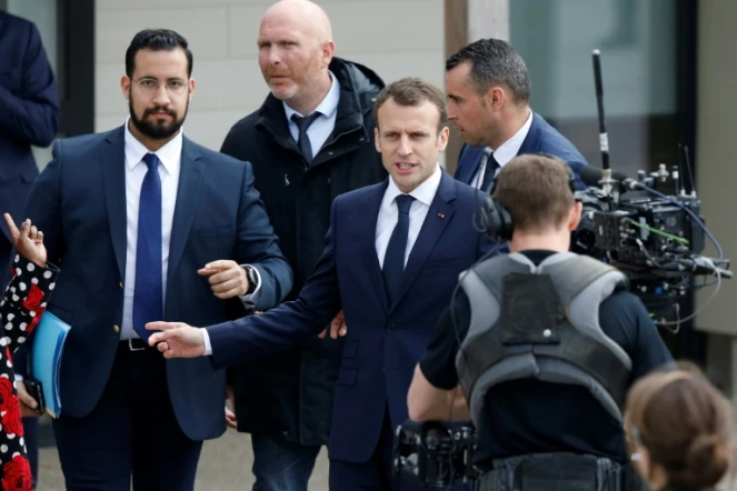 Emmanuel Macron au côté d'Alexandre Benalla (g), le 12 avril 2018 à Berd'huis dans l'Orne