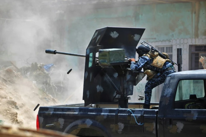 Un membre des forces irakiennes tire avec une arme anti-aérienne lors de l'offensive pour reprendre la vieille ville de Mossoul aux jihadistes de l'EI, le 19 juin 2017