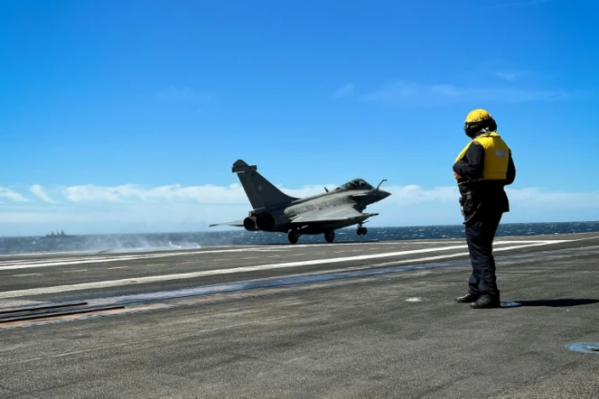 Un Rafale décolle du porte-avions Charles de Gaulle, au large des côtes de Toulon, le 25 avril 2024