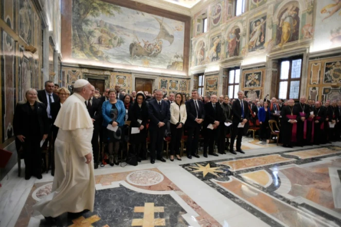 Le pape François rencontre des élus français au Vatican, le 30 novembre 2016. Photo fournie par le service de presse du Vatican
