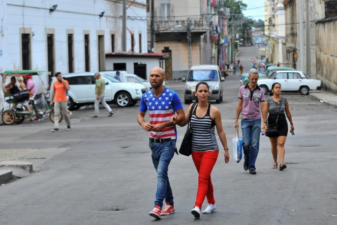 Un Cubain porte un t-shirt aux couleurs du drapeau américain dans une rue de La Havane, le 26 novembre 2016