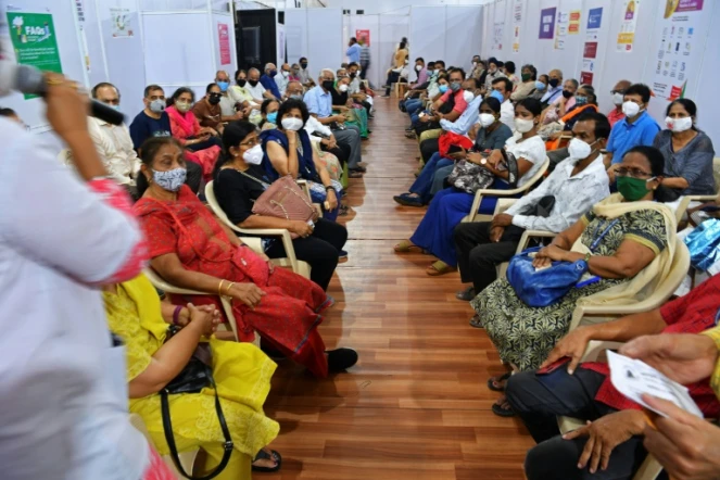 Le personnel médical donne des instructions à des personnes attendant d'être vaccinées contre le Covid-19, à Bombay (Inde) le 4 mars 2021