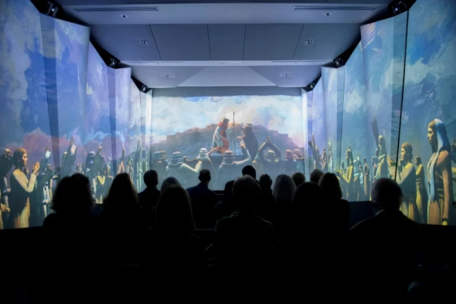 Des visiteurs du Musée de la Bible à Washington regardent un film dans l'exposition "Voyage à travers la Bible des Hébreux", le 14 novembre 2017