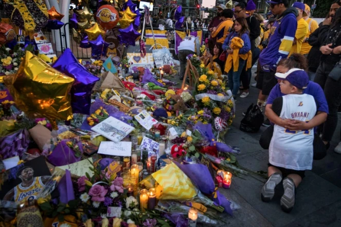 Des fans des Lakers rendent hommage à Kobe Bryant, le 31 janvier 2020 au Staples Center de Los Angeles