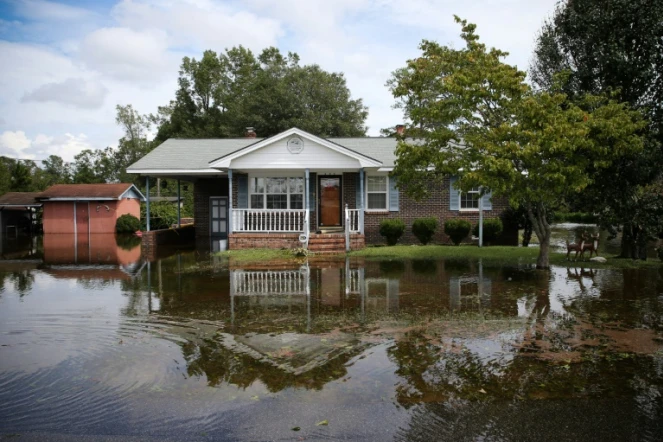 Une maison est entourée par les eaux après le passage de l'ouragan Florence, le 17 septembre 2018 à Lumberton (Caroline du Nord, sud-est des Etats-Unis)
