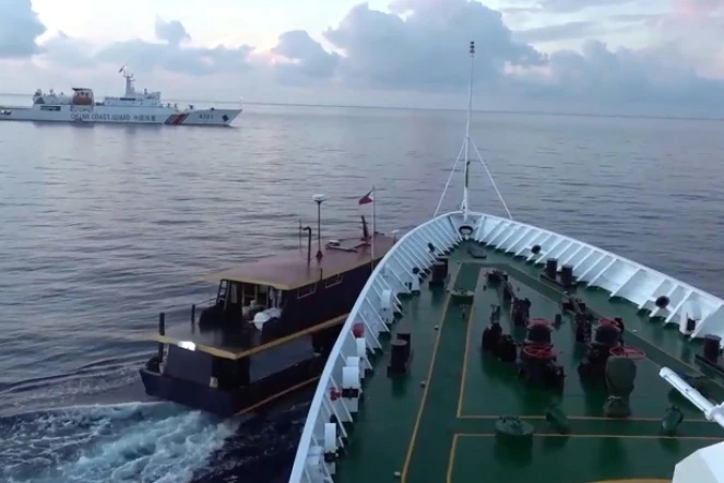 Collision entre un navire des garde-côte chinois (D) et un bateau Philippin à Second Thomas Shoal dans la mer de Chine méridionale, le 23 octobre 2023