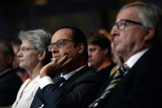 La secrétaire générale sortante de la Confédération européenne des syndicats (CES) Bernadette Ségol (G), le président François Hollande et  le président de la Commission européenne Jean-Claude Juncker, à la Mutualité à Paris le 29 septembre 2015