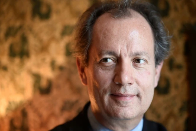 Jean-René Van der Plaesten lauréat du Prix Interrallié pour "La nostalgie de l'honneur", à Paris le 22 novembre 2017