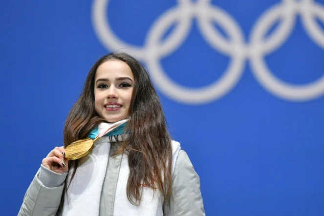 La Russe Alina Zagitova pose avec sa médaille d'or après avoir remporté l'épreuve individuelle dames de patinage artistique aux JO, le 23 février 2018 à Pyeongchang