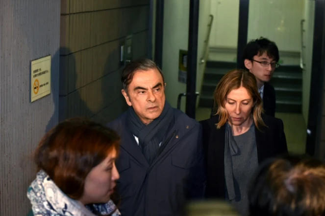 Carlos Ghosn (g) et sa femme Carole (d) quittent les bureaux de sonavocat Junichiro Hironaka, le 3 avril 2019 à Tokyo