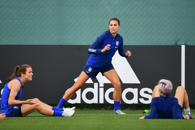 Les Américaines Alex Morgan, Kelley O'Hara et Megan Rapinoe préparent le choc contre l'Angleterre, lors d'un entraînement à Lyon, le 
1er juillet 2019