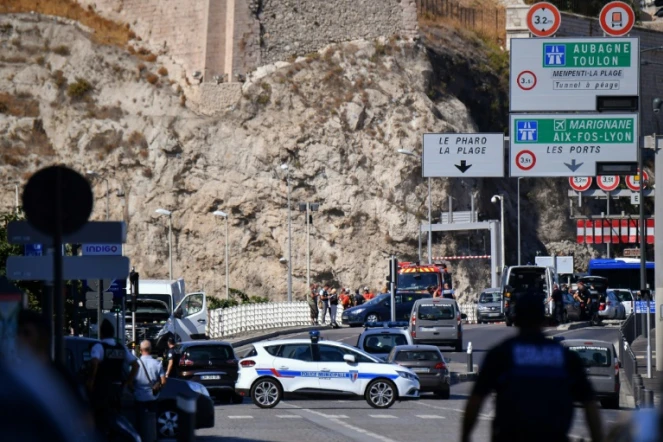 La police scientifique sur le site où un véhicule a foncé sur un abribus à Marseille, le 21 août 2017