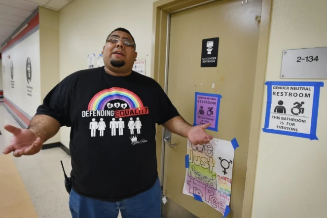Jose Lara, doyen du lycée Santee, devant des toilettes accsessibles "à tous les genres", sur le campus à Los Angeles en Californie le 4 mai 2016
