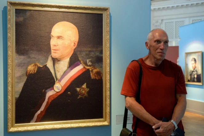 Un visiteur pose devant le portrait de Zinédine Zidane en habit de général du XIXe siècle réalisé par l'artiste italien Fabrizio Birimbelli, à l'Académie des Beaux Art de Saint-Pétersbourg,  le 20 juin 2018