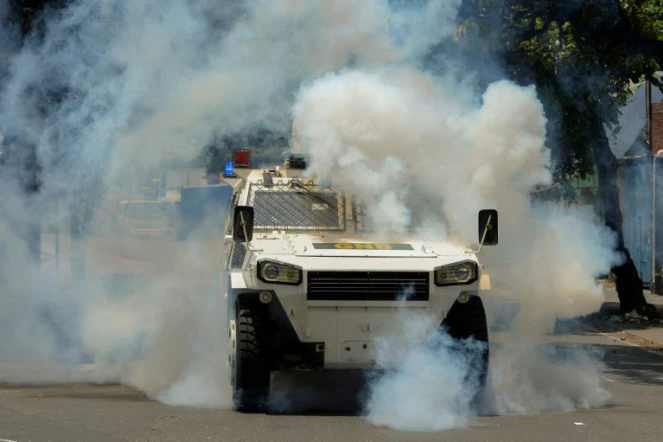Un véhicule des forces antiémeutes, le 20 avril 2017 à Caracas