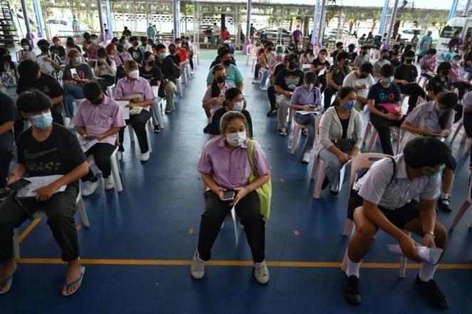 Des lycéens attendent pour se faire vacciner contre le coronavirus à Bangkok, en Thaïlande, le 4 octobre 2021