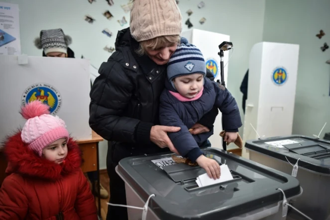 Une femme dépose son bulletin dans l'urne à  Chisnau le 24 février 2019, jour de l'élection des députés moldaves
