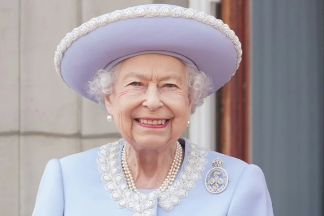 La reine Elizabeth au balcon de Buckingham palace pour les célébrations de ses 70 ans de règne, le 2 juin 2022 à Londres 