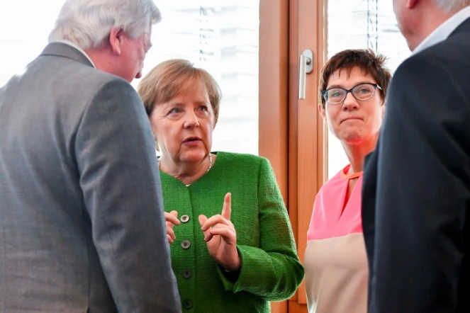 La chancelière allemande Angela Merkel avec  Annegret Kramp-Karrenbauer, nouveau numéro deux de son parti conservateur, le 19 février 2018 à Berlin.