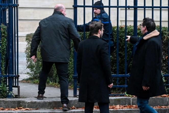 Willy Bardon, à gauche, accusé du viol et du meurtre d'Elodie Kulik en 2002, à son arrivée au palais de justice d'Amiens le 21 novembre 2019 