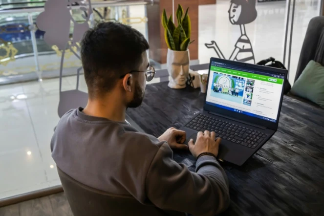 Un homme consulte les médias sur son ordinateur dans un café à Achkhabad, le 31 janvier 2024 au Turkménistan