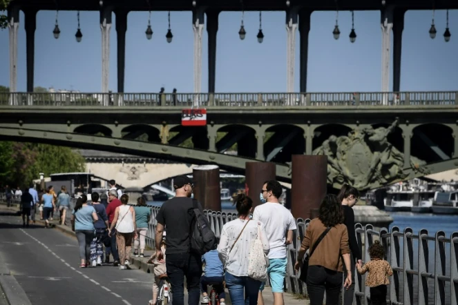 Des promeneurs près du pont de Bir-Hakeim à Paris, le 26 avril 2020
