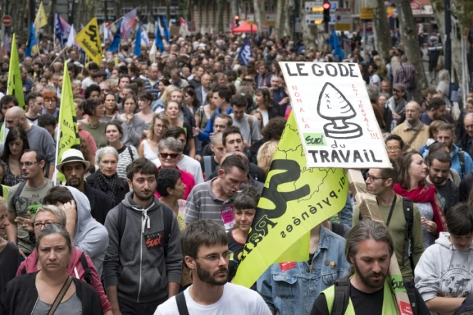 Des manifestants défilent contre la réforme du droit du travail le 12 septembre 2017 à Toulouse