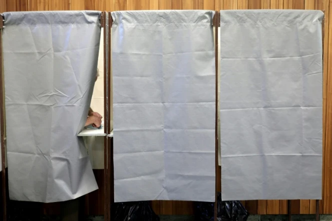 Un homme vote dans un isoloir d'un bureau de vote de la commune de La Possession à La Réunion le 11 juin 2017.