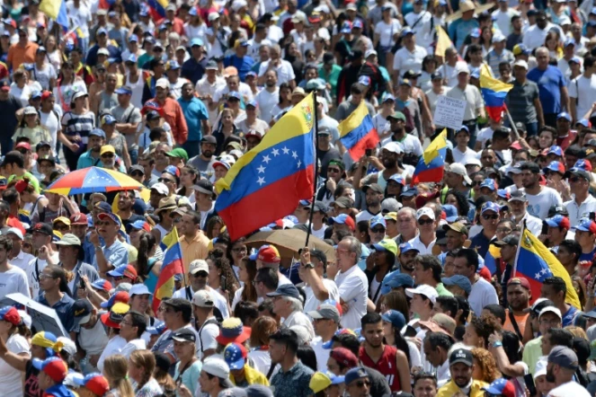 Des partisans de Juan Guaido réunis le 2 février 2019 à Caracs brandissent des drapeaux vénézuéliens