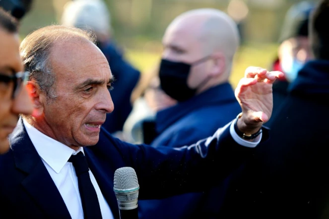 Le candidat d'extrême droite à la présidentielle française Eric Zemmour devant le château de Villers-Cotterêts, dans l'Aisne, le 15 janvier 2022