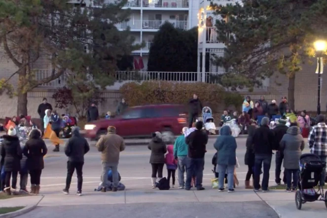 Un SUV rouge est vu faire irruption dans une parade Noël à Waukesha, Wisconsin (Etats-Unis) le 21 novembre 2021, sur une capture de vidéo