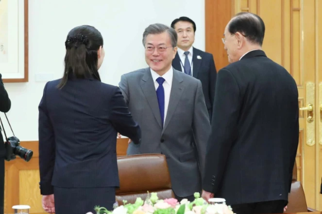Le président de Corée du sud Moon Jae-in accueille Kim Yo Jong, la soeur du leader nord-coréen au palais présidentiel de Séoul, le 10 février 2018