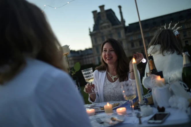 Une dîneuse en blanc, à Paris, le 6 juin 2019